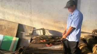 Tài xế chở tài sản của công ty đi bán lấy tiền tiêu xài