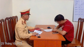 Sợ camera AI, tài xế xe máy che biển số bằng khẩu trang