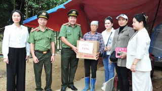 Thắm đượm nghĩa tình Cục Ngoại tuyến với người dân vùng lũ