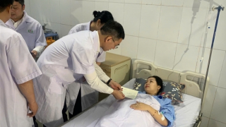 Tặng bằng khen các điều dưỡng dũng cảm, bảo vệ an toàn cho bệnh nhân