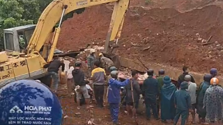 Tường nhà hàng xóm đổ sập vùi lấp ngôi nhà bên cạnh, 5 người thương vong