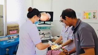 Nội soi “dọn” ổ ấu trùng trong tai một bệnh nhân ở Khánh Hòa