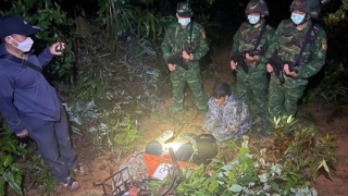 Ém cả tạ thuốc nổ trong bao tải, chở xe máy qua biên giới