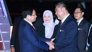 Thủ tướng tới Kuala Lumpur, bắt đầu chuyến công tác dự Hội nghị cấp cao ASEAN