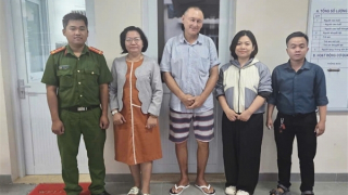 Công an xã hỗ trợ một người nước ngoài vào cơ sở bảo trợ xã hội trong khi chờ hồi hương