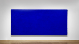 Bức tranh đơn sắc của hoạ sĩ người Pháp được đấu giá 21,4 triệu USD