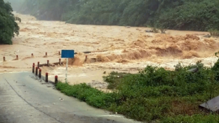 Mưa lũ, sạt lở gây chia cắt cục bộ nhiều nơi ở miền núi Đà Nẵng