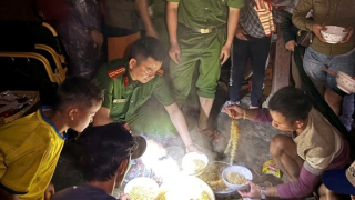 Bữa tối ấm áp của 200 người dân tại trụ sở Công an xã vùng cao giữa ngày mưa lũ