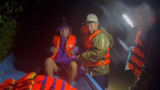 Công an phường ở Huế trắng đêm di dời dân thoát khỏi vùng ngập lụt