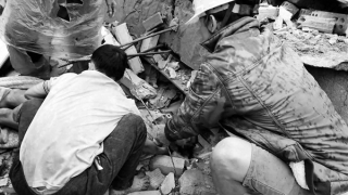 Điều tra vụ sập tường rào khiến 2 người chết, 3 người bị thương