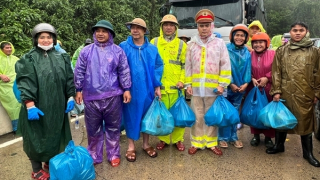 CSGT lội bộ 20km đường rừng tiếp tế người dân mắc kẹt ở đèo Lò Xo