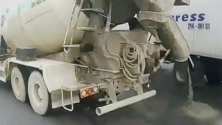 Xử lý tài xế xe bồn vừa đi vừa xả bê tông ra đường