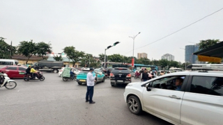 Bến xe Giáp Bát tăng cường sắp xếp trật tự luồng tuyến để hành khách lưu thông thuận lợi hơn