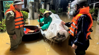 Dầm mình trong mưa lũ giúp người dân ở vùng "rốn lũ" Thượng Đức