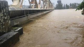 Điều 19 toa xe chở 700 tấn đá án ngữ trên cầu Bạch Hổ để tránh bị trôi cầu