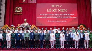 Cục Pháp chế và cải cách hành chính, tư pháp vinh dự đón nhận Huân chương Bảo vệ Tổ quốc hạng Nhất