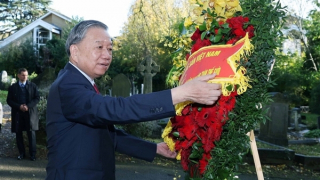 Tổng Bí thư Tô Lâm và phu nhân viếng mộ Karl Marx tại nghĩa trang Highgate ở Anh