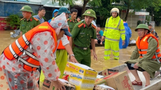 Cảnh sát cơ động tặng nước uống, thực phẩm cho người dân vùng lũ