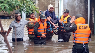 Trung đoàn Cảnh sát cơ động Trung Bộ hỗ trợ người dân ứng phó mưa lũ