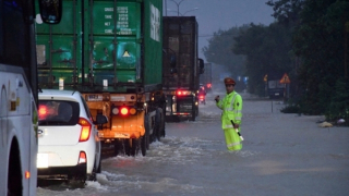 Trong mưa lũ càng nêu cao tinh thần vì nhân dân phục vụ