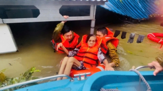 Thăm hỏi chiến sĩ Công an bị thương khi cứu dân trong mưa lũ