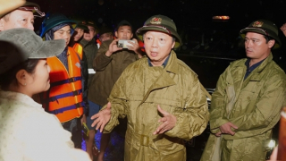 Chủ động bảo đảm nguồn lương thực, nước uống, thuốc men và phương tiện di chuyển cho người dân vùng ngập sâu