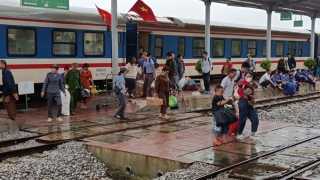 Mưa lũ miền Trung khiến 17 đoàn tàu phải tạm ngừng hoạt động