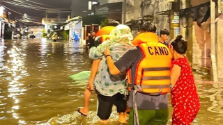 Công an Lâm Đồng trắng đêm di dời, cứu người dân trong mưa lũ