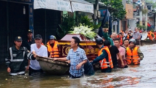 Công an giúp dân tiễn biệt người thân trong mưa lũ