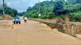 Cầu tạm điện gió chắn dòng chảy, người dân Khe Sanh khổ vì ngập