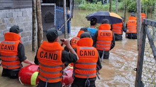 Lũ cô lập nhiều khu vực dân cư, Công an Đà Nẵng xuyên đêm cứu dân