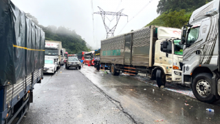 Thông xe một phần trên đèo Lò Xo, hàng chục tài xế được giải cứu khỏi cảnh mắc kẹt