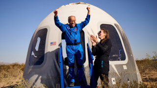 Phi công vũ trụ lớn tuổi nhất