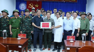 Phó Thủ tướng Trần Hồng Hà thăm hỏi, động viên cán bộ y tế và bệnh nhân ở TP Huế