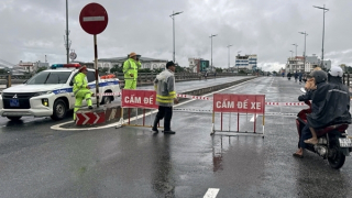 Công an tỉnh Quảng Ngãi căng mình giúp dân ứng phó mưa lũ lớn