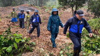 Đà Nẵng: Cảnh sát giải cứu người đàn ông bị vùi trong bùn đất