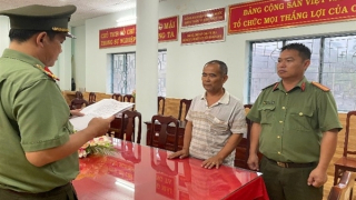 Thuyền trưởng chỉ đạo ngư phủ gắn biển số giả lên tàu khai thác hải sản trái phép