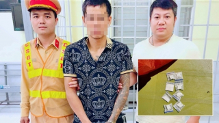 Tuần tra đêm, CSGT cùng Công an phường bắt kẻ mang ma túy