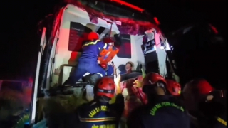 Xe khách đâm đuôi xe tải trên cao tốc, Cảnh sát xuyên đêm cứu nạn