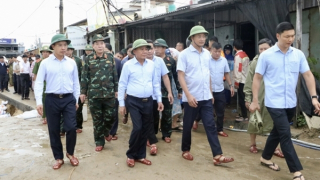 Thường trực Ban Bí thư Trần Cẩm Tú kiểm tra, động viên nhân dân vùng lũ tại Đà Nẵng