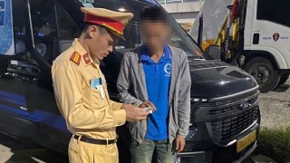 CSGT phát hiện tài xế Limousine dương tính ma túy vẫn lái xe đi đón khách