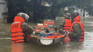 Xuyên đêm tìm kiếm 5 người mất tích, Công an tiếp tế đến từng hộ dân vùng ngập