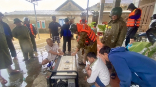 Công an xã, phường ở Huế triển khai trạm sạc điện thoại lưu động giữa vùng mưa lũ