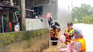 Lực lượng Công an tiếp tục hành trình nhân ái giữa tâm lũ lịch sử miền Trung