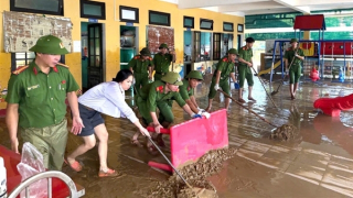 Công an xã, phường ở Huế nỗ lực thu dọn bùn đất, vệ sinh môi trường sau lũ