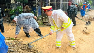 Nước lũ rút, Công an Đà Nẵng khẩn trương giúp nhân dân khắc phục hậu quả, sớm ổn định cuộc sống