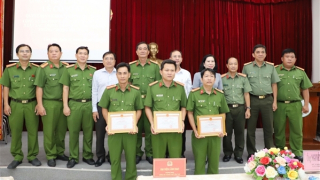 Khen thưởng 3 cán bộ Công an xã có thành tích trấn áp tội phạm