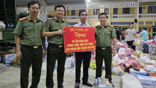 Bộ Công an trao tặng người dân vùng lũ TP Huế 30 tấn hàng hóa
