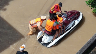 Dồn sức giúp dân trong lũ dữ