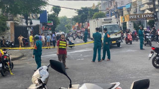 Xe tay ga trượt dài sau va chạm với xe tải, 2 người tử vong